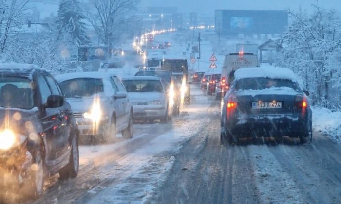 PUTEVI: Obustava saobraćaja zbog obilnih snježnih padavina