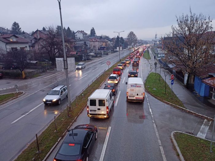 FOTO:  SRPSKAINFO | PUTEVI: Saobraćaj se odvija po mokrim i klizavim kolovozima