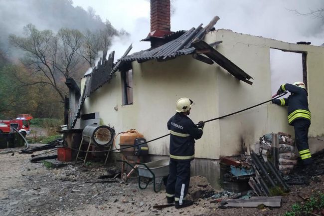 FOTO: Teritorijalna vatrogasna jedinica Teslić | Ugostiteljski objekat "Ribnjak kod Banije" izgorio do temelj