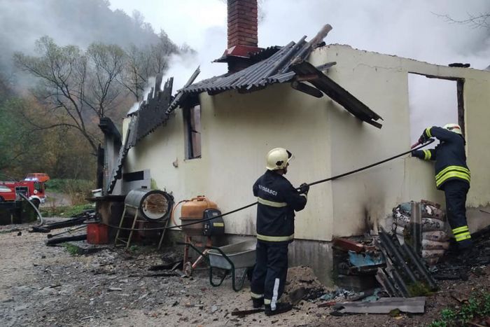 FOTO: Teritorijalna vatrogasna jedinica Teslić | Ugostiteljski objekat &quot;Ribnjak kod Banije&quot; izgorio do temelj