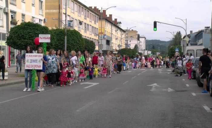 FOTO: Dobojski Info | DOBOJ: Spektakularni defile najmlađih Dobojlija &quot;Kad si srećan&quot;