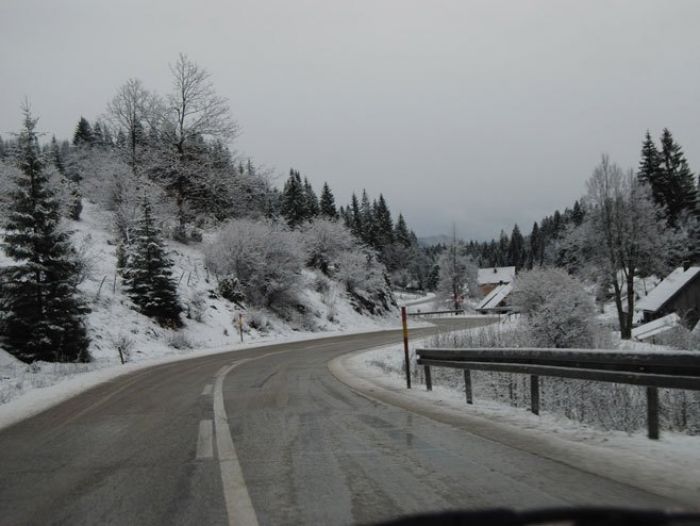 FOTO: Dobojski Info | PUTEVI: Poledica u višim predjelima, preko mostova i nadvožnjaka