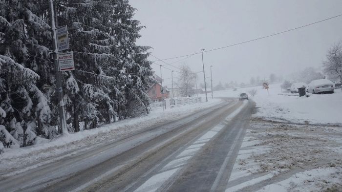 PUTEVI: Oprezno zbog ugaženog snijega i poledice na kolovozu