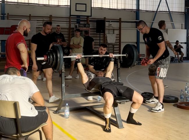 FOTO: Dobojski Info | DOBOJ: Haris Hajrulahović osvaja zlato na Kupu u Tešnju u disciplini &quot;bench press&quot; 