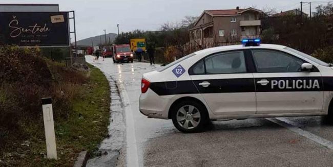 FOTO: Dobojski Info | SUDAR DVA VOZILA Obustavljen saobraćaj na putu Tuzla - Doboj kod skretanja za Gračanicu