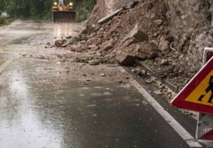 FOTO: Dobojski Info | PUTEVI: Voda na kolovozu i klizišta usporavaju saobraćaj