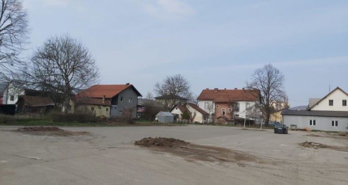 Bušenje rupa na asfaltu Sportskog centra MZ Usora, Doboj (Foto: L.D.)