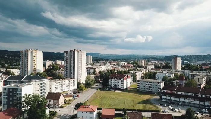 FOTO: Dobojski Info | DOBOJ: Javni poziv za sufinansiranje energetski efikasne obnove višestambenih zgrada