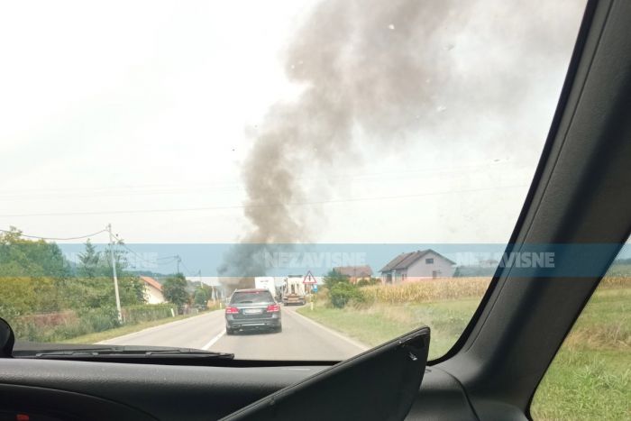 FOTO: Nezavisne novine | DOBOJ: Zapalio se autobus na cesti kod Čivčija Bukovičkih, obustavljen saobraćaj