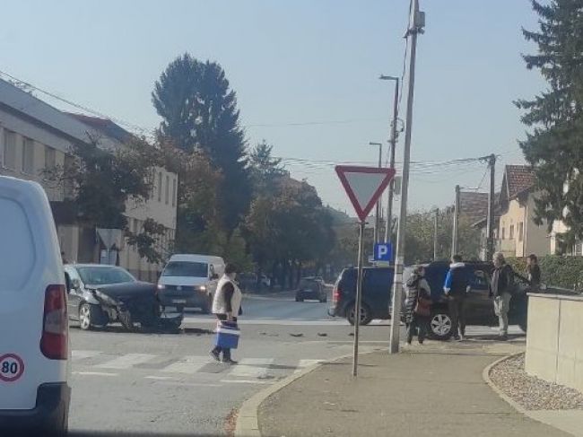 FOTO: Dobojski Info | DOBOJ: Saobraćajna nezgoda na raskrsnici kod katoličke crkve