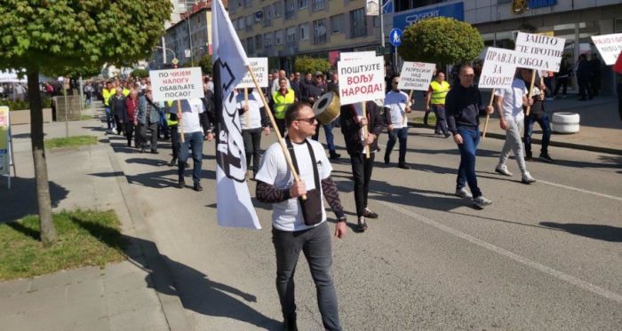 FOTO: Lj.Đ. | Optuženi članovi biračkih odbora na majskim protestima ispred Tužilastva u Doboju