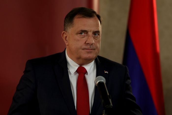 FOTO: Dobojski Info | Dodik ne može primati platu ni preko pošte, ni preko blagajne