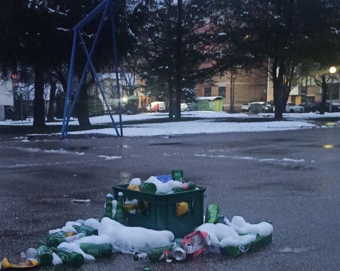 FOTO: Dobojski Info | SVE VIŠE RUŽNIH SCENA U DOBOJU: Smeće kod škole &quot;Sv. Sava&quot;.