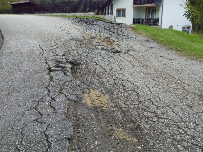 FOTO: Dobojski Info | U STRIJEŽEVICI ROVOVI PO PUTU: Beli Josipović i Gavrić Šumar lažu svoj narod.