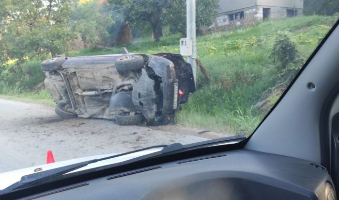 FOTO: Dobojski Info | NESREĆA U KOSTAJNICI: Vozač zbog neprilagođene brzine završio u bolnici