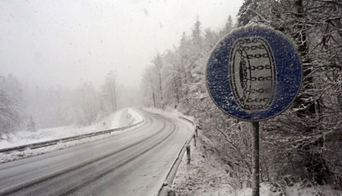 FOTO: Dobojski Info | PUTEVI: Poledica i zasniježen kolovoz u višim predjelima