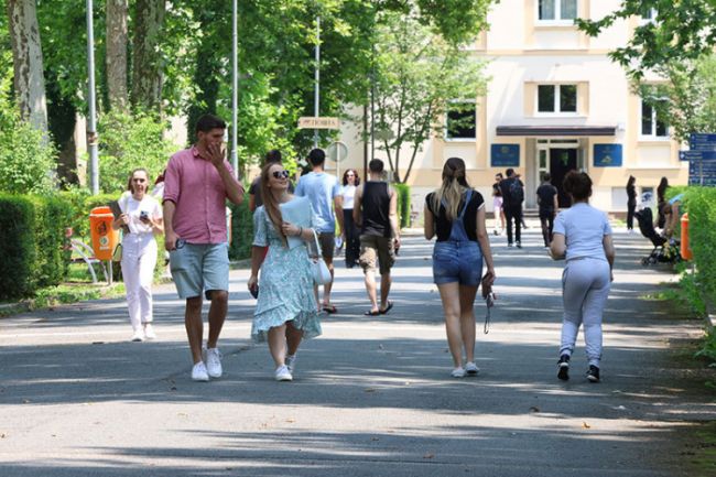 FOTO: Dobojski Info | STOTINE SLOBODNIH MJESTA NA UNIVERZITETIMA U SRPSKOJ: Treća šansa za popunu amfiteatara