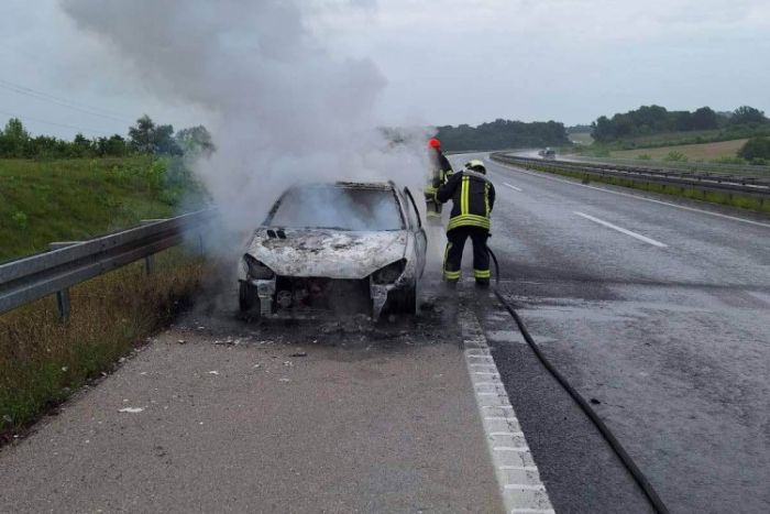 FOTO: Dobojski Info | POŽAR NA AUTOPUTU &quot;9. JANUAR&quot;: Pežo u potpunosti izgorio, povrijeđenih nema