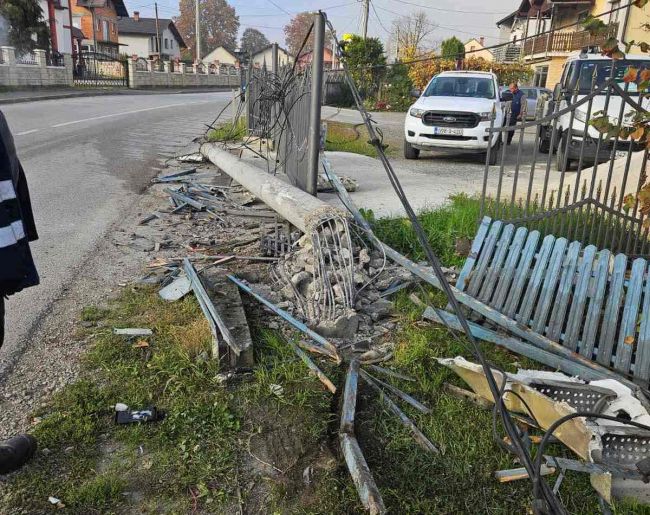 FOTO: Dobojski Info | DOBOJ: Kombi porušio ogradu i završio u kanalu