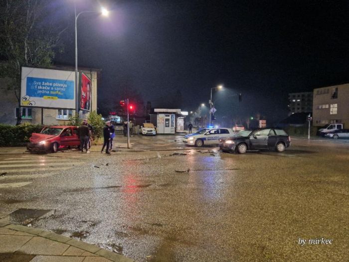 FOTO: Dobojski Info | TEŠKA SAOBRAĆAJNA NESREĆA: Sudar kod male benziske pumpe. (FOTO) (VIDEO)