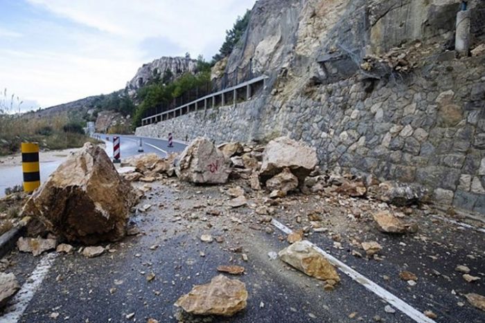 FOTO: Dobojski Info | PUTEVI: Saobraćaj se odvija po mokrim i klizavim kolovozima