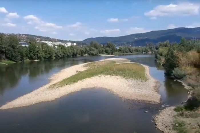 FOTO: Youtube / Printscreen | Izrazito nizak vodostaj Bosne u Doboju