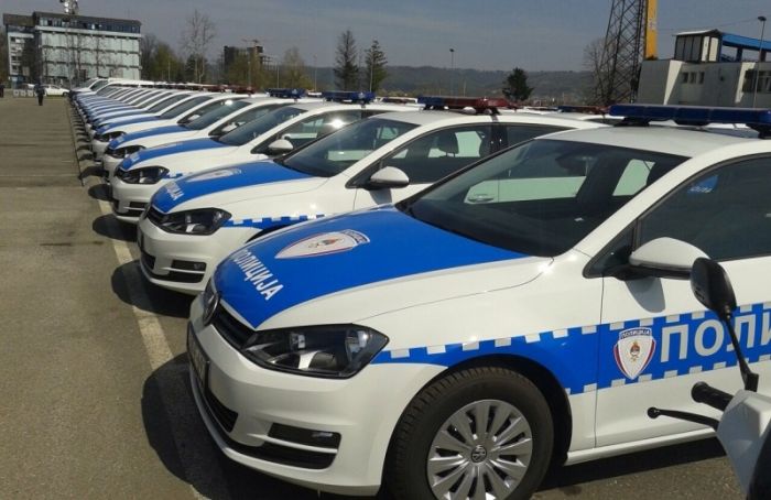 FOTO: Dobojski Info | DOBOJ: Policija oduzela &quot;opel&quot;. Nema vozačku, a za kazne duguje 4.600 KM.