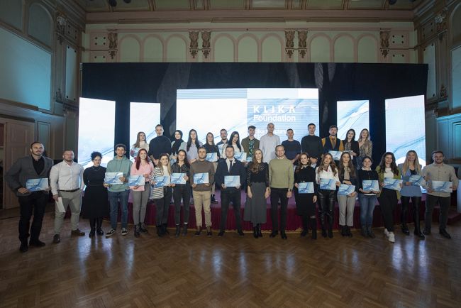 FOTO: Dobojski Info | ZNAČAJNA PODRŠKA STUDENTIMA IZ SARAJEVA I BANJA LUKE: Klika uručila novih 38 stipendija od po 1.000 KM 