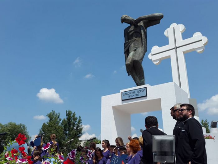 FOTO: Dobojski Info | DOBOJ: Pomen i polaganje vijenaca - 107 godina od internacije Srba u dobojski logor