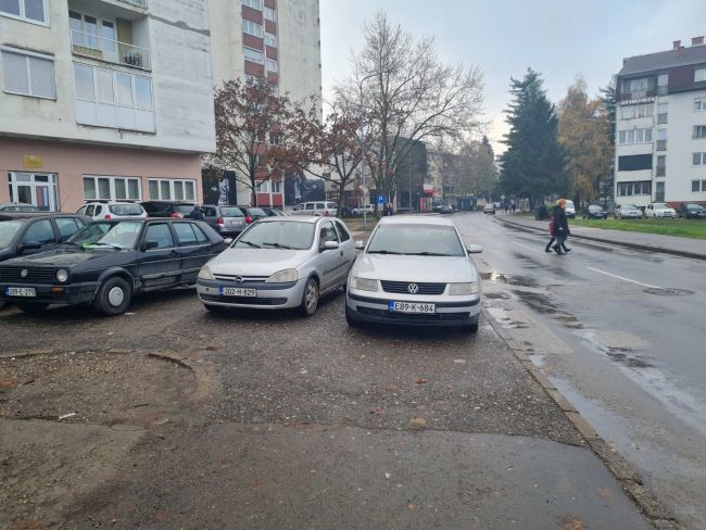 FOTO: Dobojski Info | PARKIRAJ GDJE TI JE VOLJA: Bahatosti nema kraja. (FOTO)