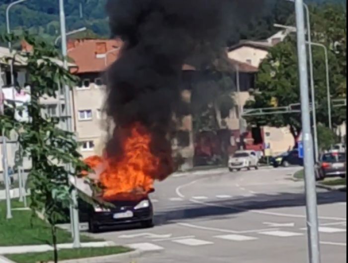 FOTO: Dobojski Info | SAMOZAPALJENJE PUTNIČKOG AUTOMOBILA: U Ulici Cara Dušana izgorio auto.