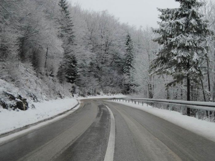 FOTO: Dobojski Info | PUTEVI: Pretežno klizavi kolovozi, poledica u višim predjelima