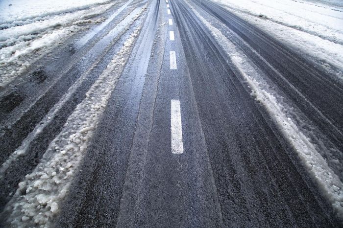 FOTO: Dobojski Info | PUTEVI: Snijeg usporio saobraćaj, obustave zbog izlivanja vode na kolovoz