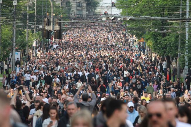 FOTO: Anadolija | IZABRALI VUČIĆA, A NE NAROD KOJI ŠETA: Političari iz Republike Srpske i nepostojeći odnos prema protestima "Srbija protiv nasilja"