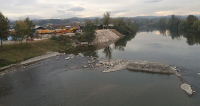 FOTO: Dobojski Info | DOBOJ: Nakon pregrađivanja, rijeka Bosna postala i deponija