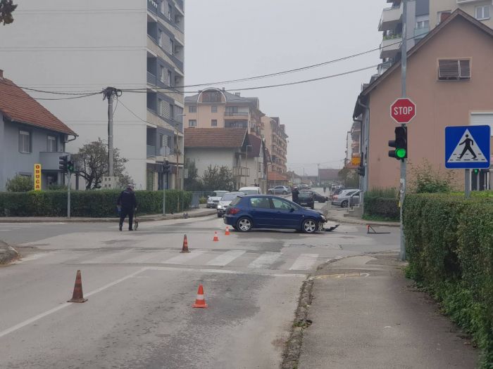 FOTO: Dobojski Info | OPET SUDAR AUTOMOBILA: Saobraćajna nezgoda kod Aljine pekare. (FOTO) 