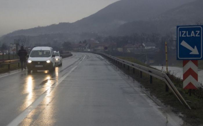 FOTO: Dobojski Info | PUTEVI: Kolovozi vlažni, oprez zbog magle i odrona