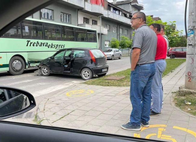 FOTO: Dobojski Info | PONOVO SUDAR NA &quot;UKLETOJ RASKRSNICI&quot;: Fiat punto &quot;krenuo&quot; na autobus (FOTO)