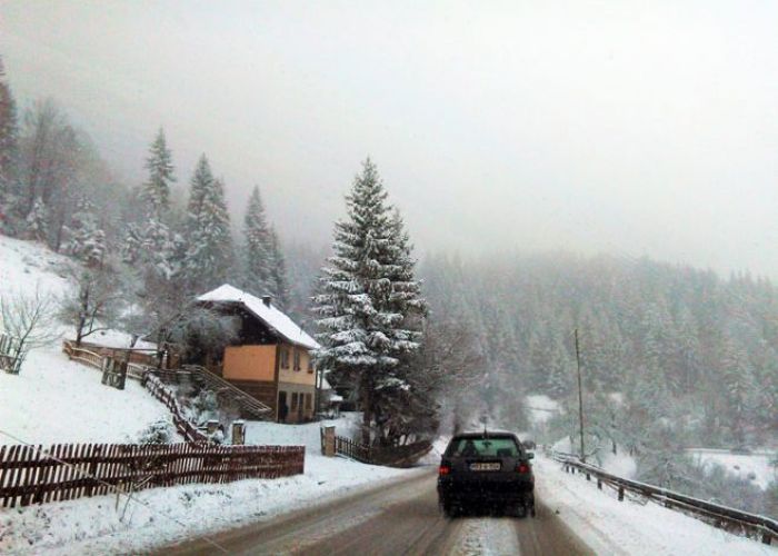 FOTO: Dobojski Info | PUTEVI: Ugažen snijeg i poledica na kolovozima u višim planinskim predjelima