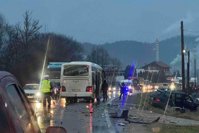 TEŠKA NESREĆA KOD MAGLAJA: Sudarili se autobus i automobil, jedna osoba povrijeđena