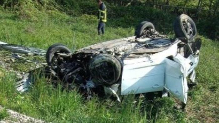 FOTO: Čitalac | DOBOJ: Teška saobraćajna nesreća kod Stanara. Vozilo na krovu pored puta, ima povrijeđenih.