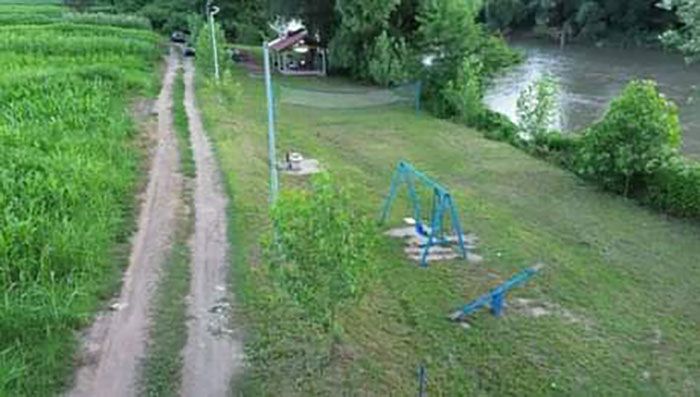 FOTO: Dobojski Info | DOK PO DOBOJU KRUŽI &quot;TURISTIČKO VOZILO&quot;: Žitelji Pridjela Gornjeg uredili obalu Bosne.