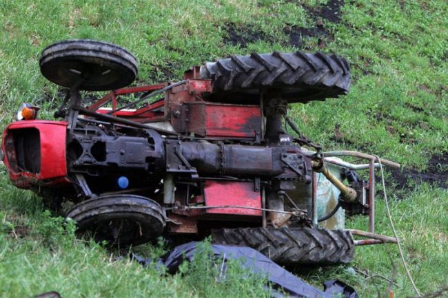 FOTO: Arhiv ilustracija | NESREĆA U DOBOJU: Sin vozio traktor i sletio sa kolovoza, otac teško povrijeđen 