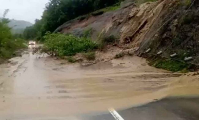 FOTO: Dobojski Info | DOBOJ: Oprezna vožnja zbog klizišta u Ljeskovim vodama