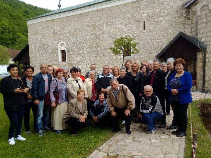 FOTO: Dobojski Info | MJESNO UDRUŽENJE PENZIONERA KOSTAJNICA: Posjeta manastirima Papraća i Lovnica