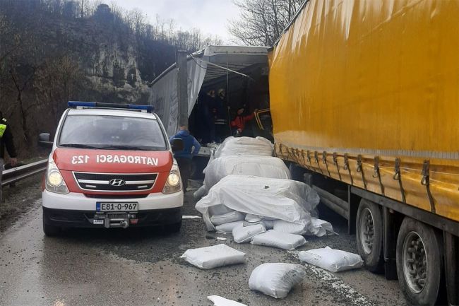 FOTO: Vatrogasci Srpske / Facebook | DOBOJ: Sudarila se dva kamiona