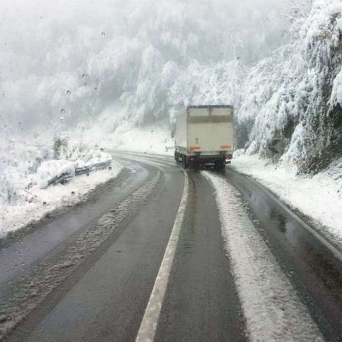 FOTO: Dobojski Info | PUTEVI: Saobraćaj usporen zbog snijega