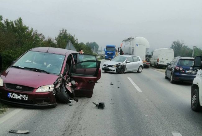 FOTO: Dobojski Info | SAOBRAĆAJNA NEZGODA U DOBOJU: Sudar dva vozila na magistralnom putu