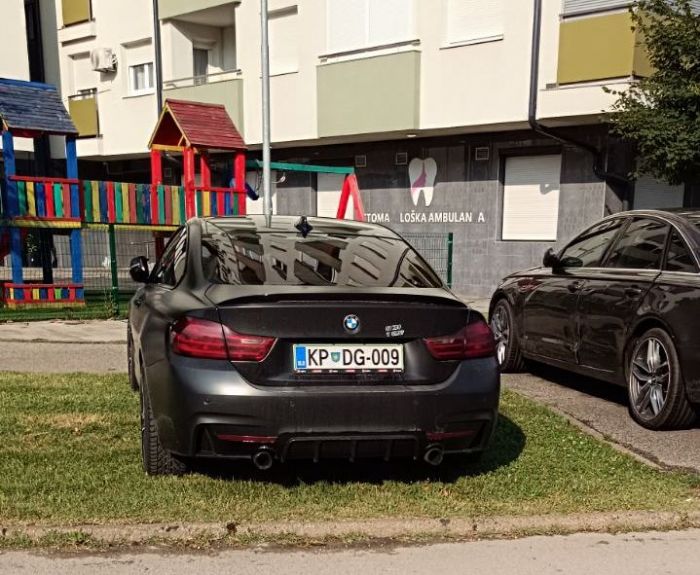 PARKING PAPAK: Bahato parkiranje na zelenoj površini