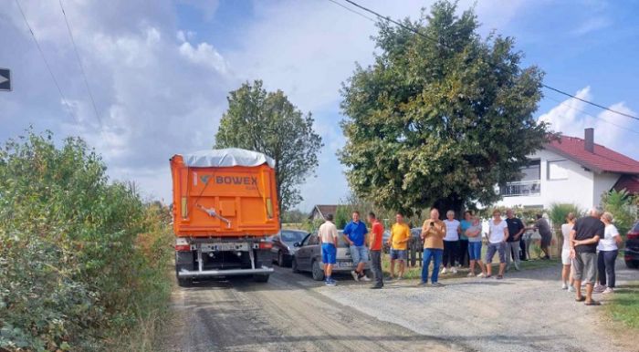 FOTO: Dobojski Info | NIKO NE ČUJE STANOVNIKE BISTRICE: Nelegalno iskopavaju ugalj, uništavaju selo i nikoga nije briga